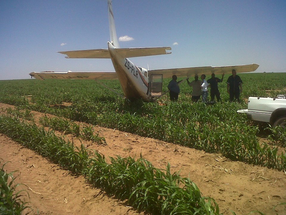 Photo after plane makes crash landing in veld between Kroonstad and Parys |  Accidents.co.za | Discussion, Prevention, Investigation and Response
