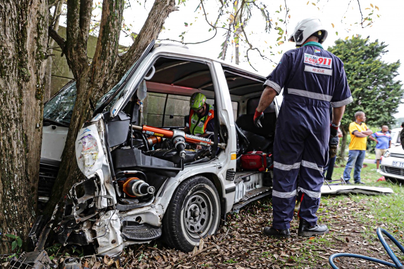 Taxi crash into tree in Kloof leaves twelve injured and one entrapped