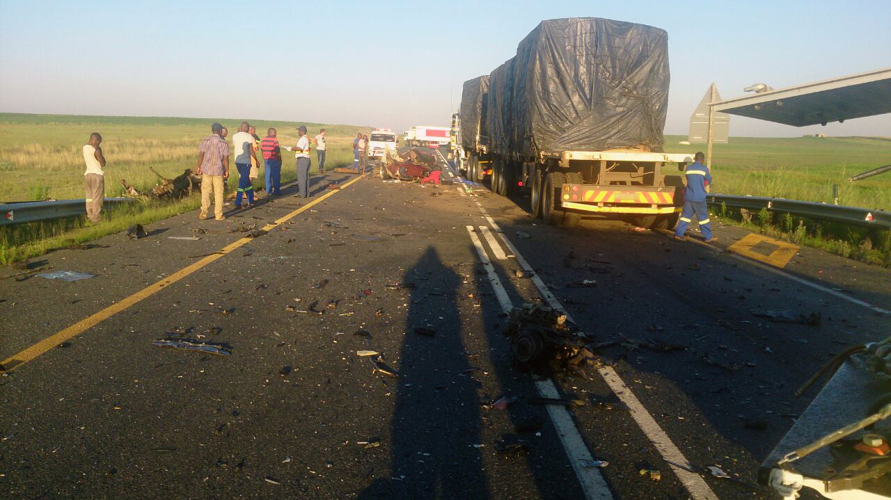 Minibus overturns in Verulam