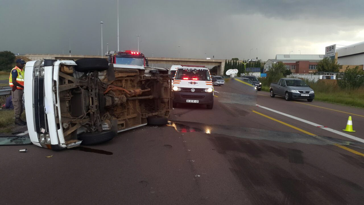 Pretoria Hennopspark vehicle rollover leaves sixteen people injured