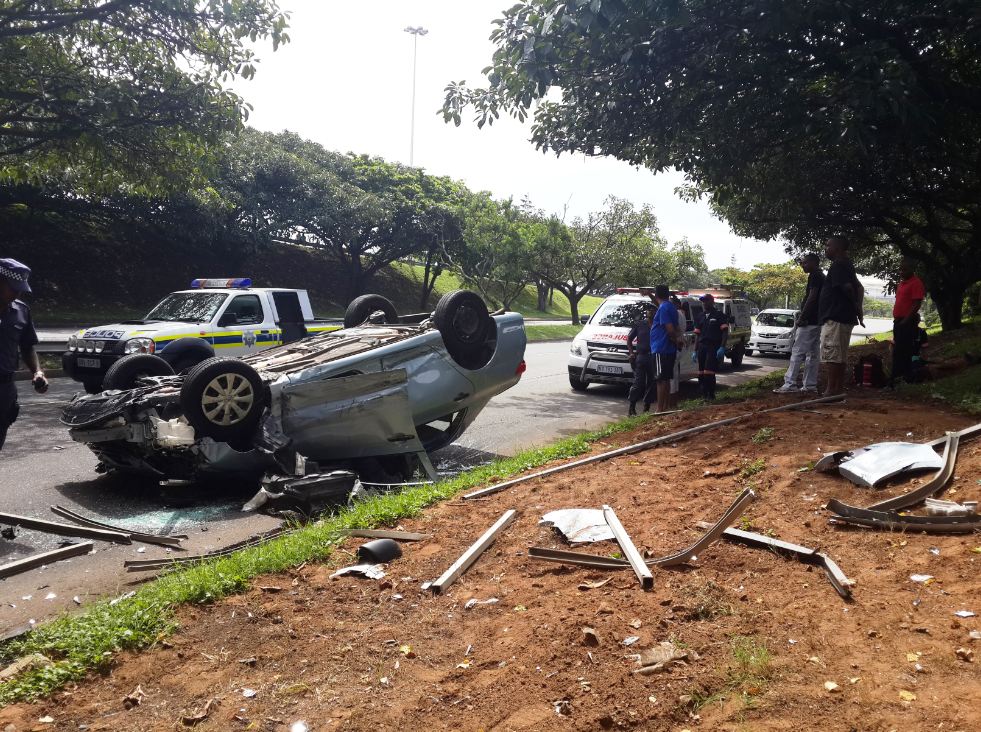 3 injured as vehicle crashes off bridge, Durban