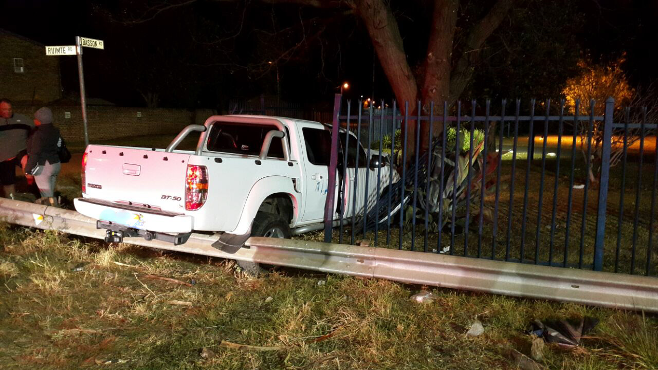 Crash through fence at 3h00 in Wierda Park leaves one injured
