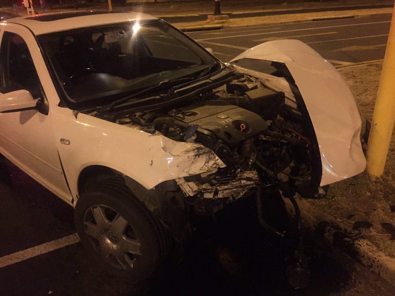 Fortunate escape from injury after late night crash in Haldon Road , Bloemfontein