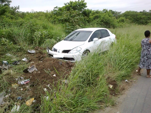 Two hurt as car veers off road, Kwamashu