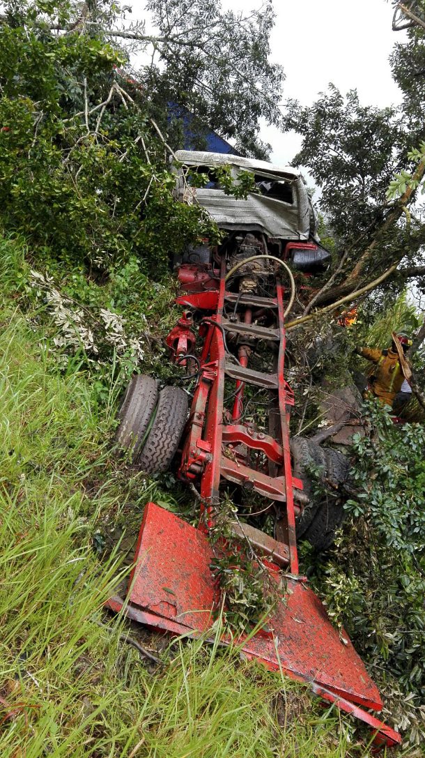 Margate P200 truck crash leaves two injured (1)