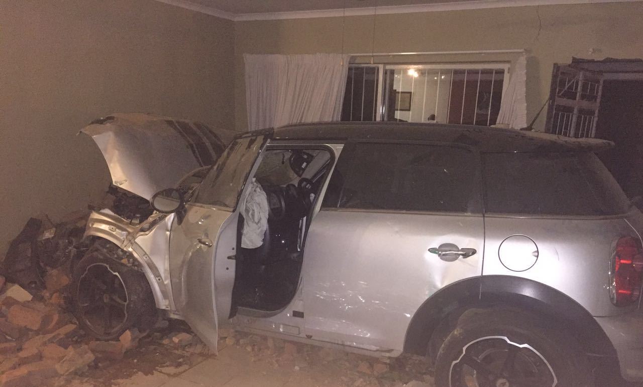 Driver dies when crashing into house in Suiderberg, Pretoria
