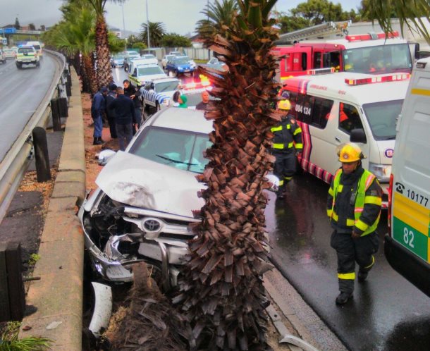 Bakkie crashes into a tree in Cape Town injuring three men