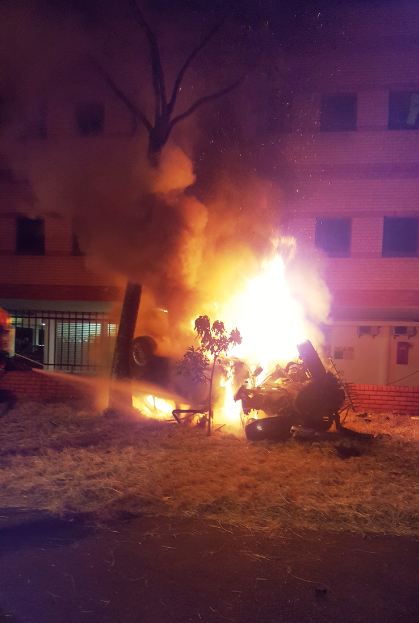 Men escape car fire after crash in Durban