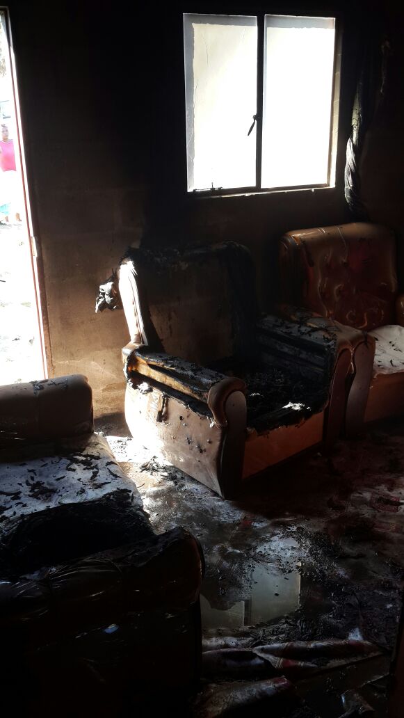 House burns in Hull Valley, Umkomaas (1)