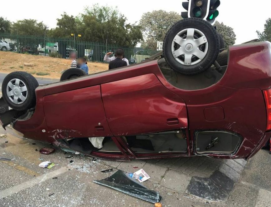 Collision after taxi driver allegedly skipped red traffic light in Douglasdale.