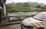 Bakkie plunges into Amanzimtoti River