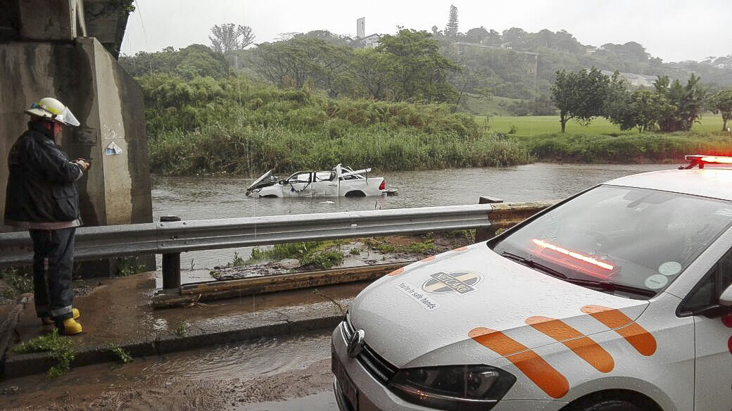 Bakkie plunges into Amanzimtoti River