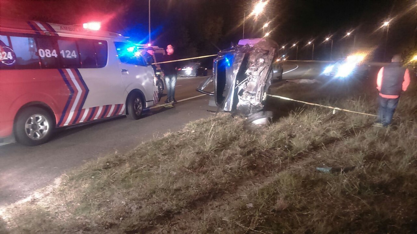 One dead, two injured in early morning collision in Wynberg area, Cape Town