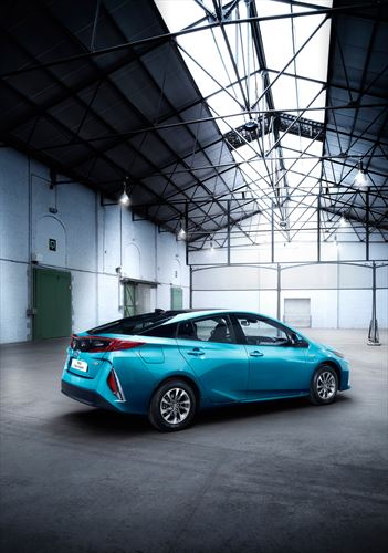 2016_prius_plugin_aqua_10_880x500