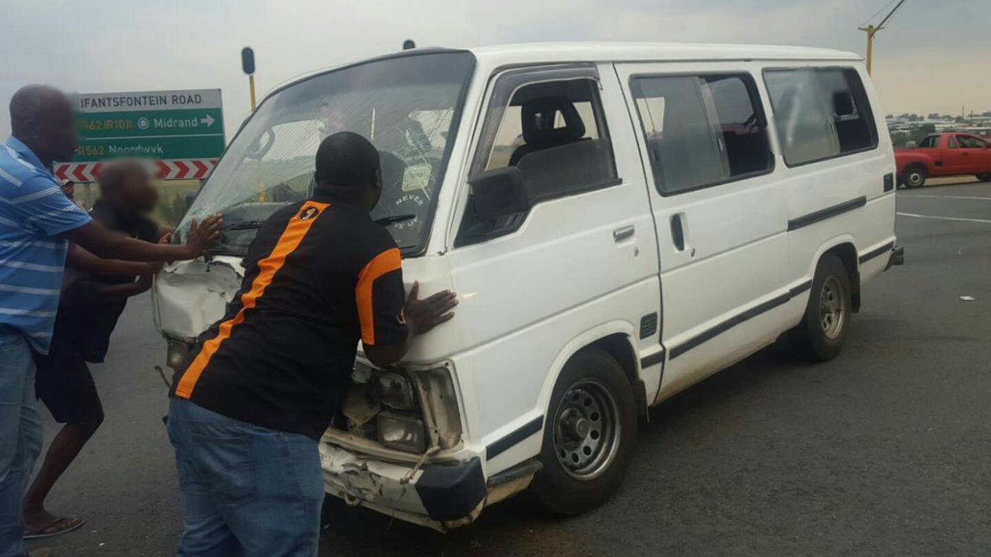 Taxi crash on Olifantsfontein Road over the N1, Midrand.