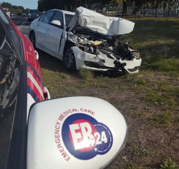 Car rear-ends bakkie in Constantia leaving two injured