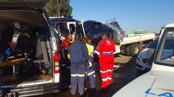 A Head-on collision leaves four dead, several others injured on the R555 in Jacaroo, outside of Witbank, Mpumalanga