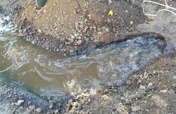 Two people have been injured after a high-pressure water pipe breach in Phoenix North of Durban