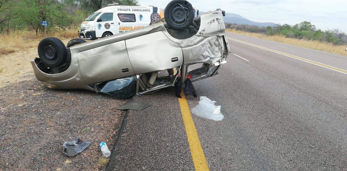 One killed, 6 injured in vehicle rollover on the N1 near Lapunda lodge