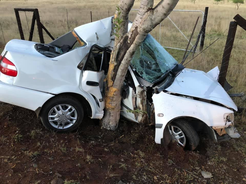 Driver seriously injured after crashing into tree on Woodland Hills Boulevard in Groenvlei