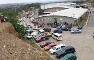 Bakkie crashes into spar parking lot in Waterloo