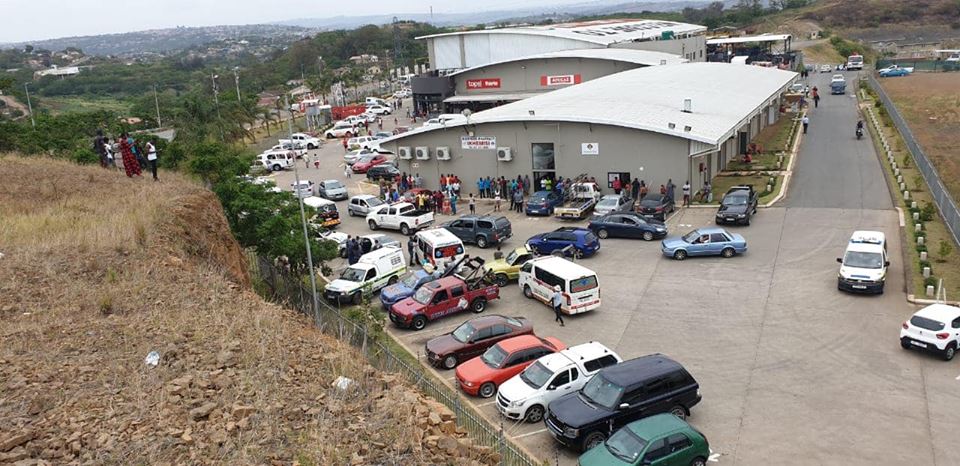 Bakkie crashes into spar parking lot in Waterloo