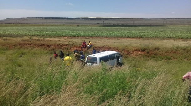 A Taxi veered off the road outside of Vosloosrus leaving seven injured