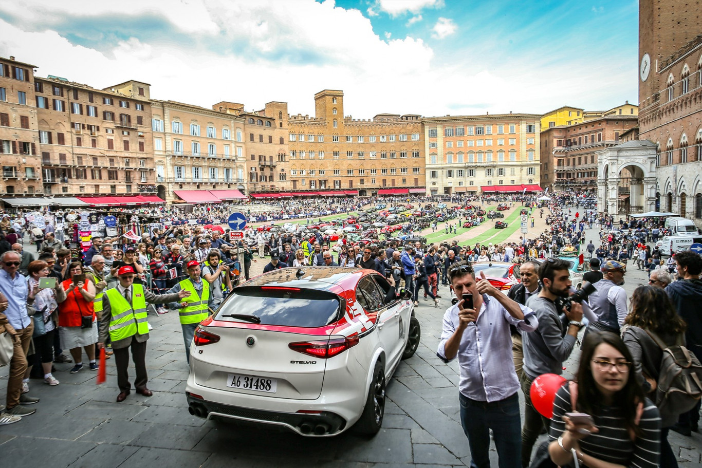 Friday the 17th: a departure in a 1000 Miglia edition dominated by the Quadrifoglio clover logo