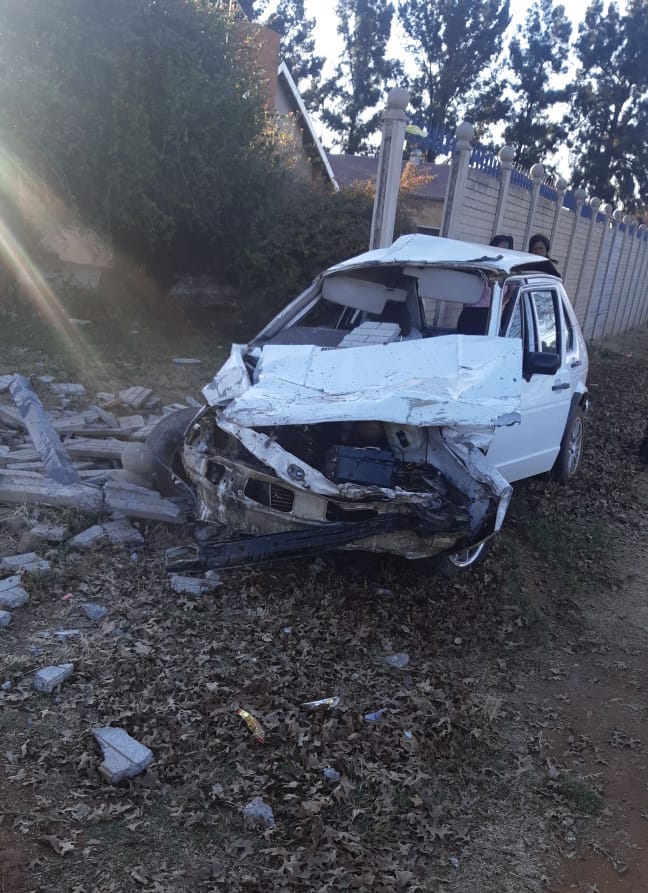 Two injured after car is crashed into wall along Frikkie Meyer Boulevard in Vanderbijlpark