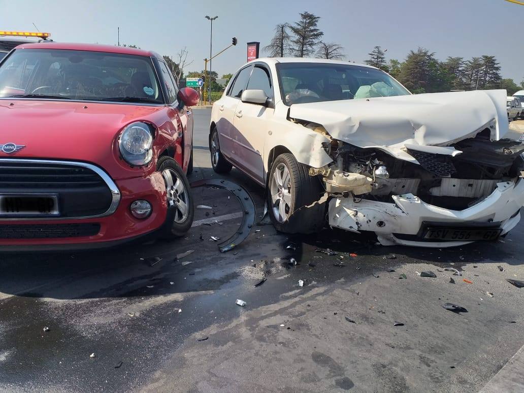 Two-vehicle collision in Lonehill