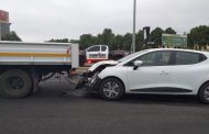 Vehicle crashes into the back of a truck in Fourways
