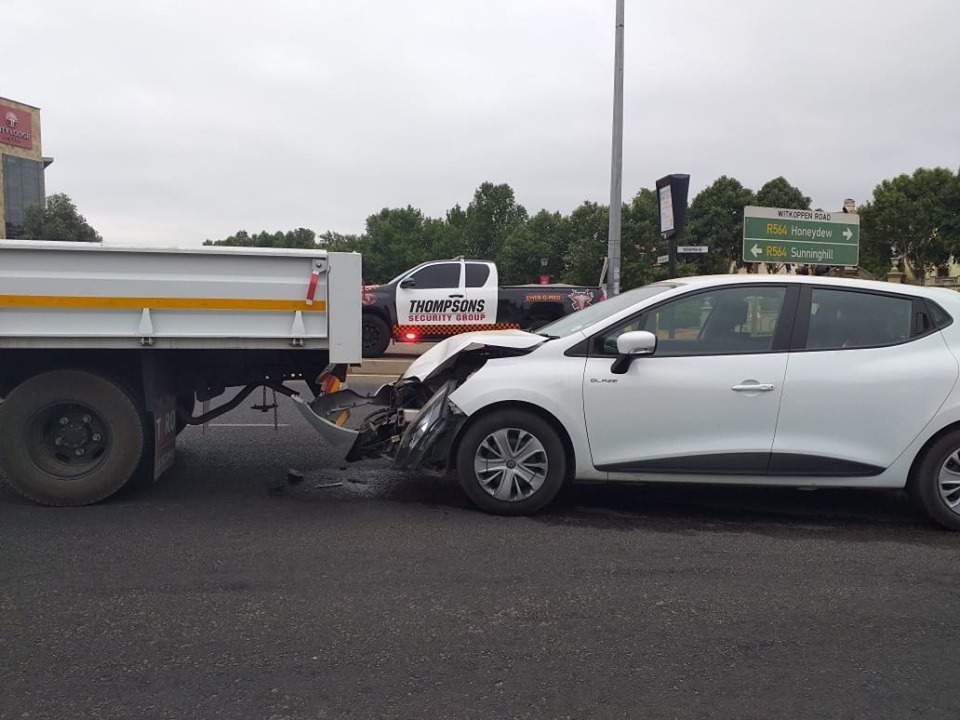Vehicle crashes into the back of a truck in Fourways