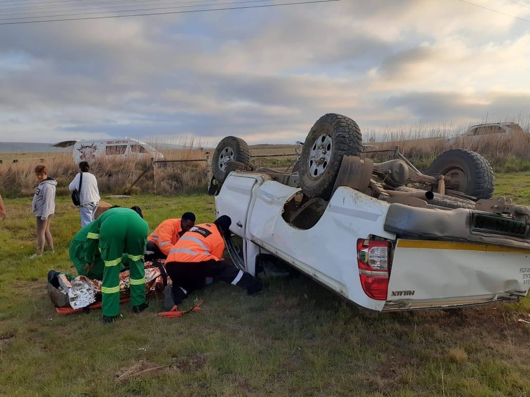 One injured in a bakkie rollover at Glan Leslie Estate