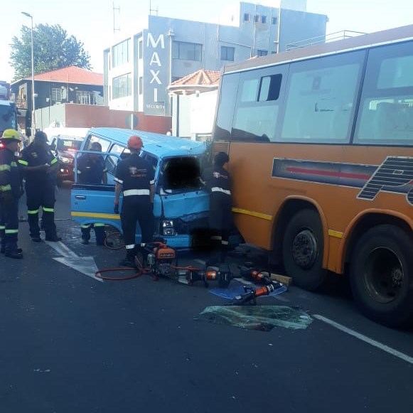 Multiple injured in a taxi and bus collision in Orange Grove