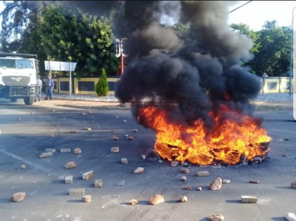 Youth from Flora Park have taken to the street this morning to voice their concern over service delivery and illegal activities