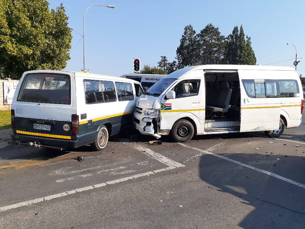 Multiple injured after two taxis collided in Witpoortjie