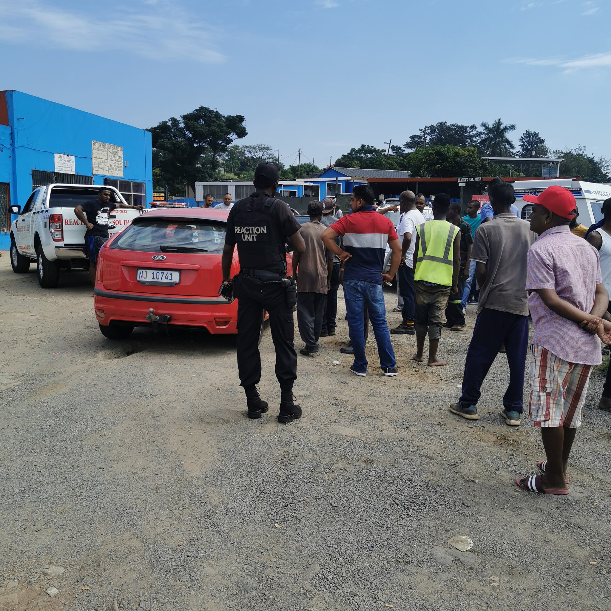 Suspect apprehended by the public after stabbing the employee of a bottle store in Redcliffe, Verulam