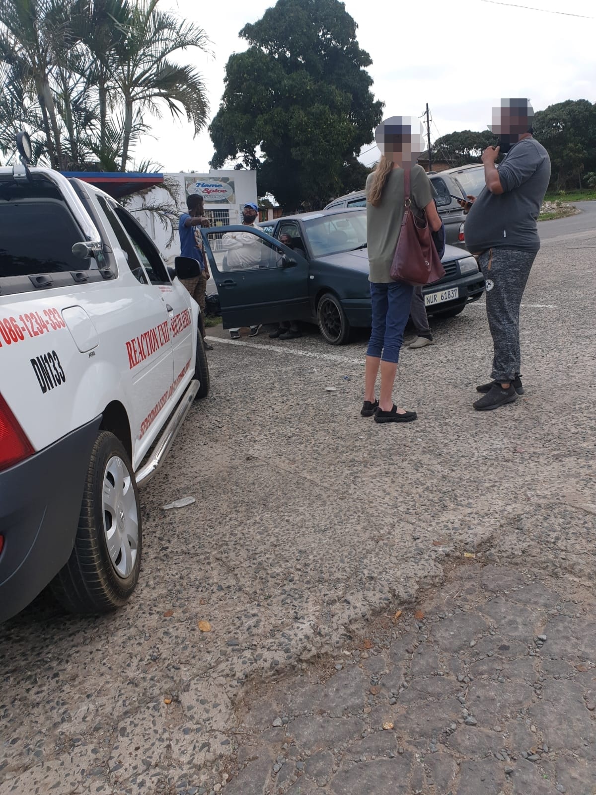 Hitchhikers drive off in couples vehicle in Ottawa