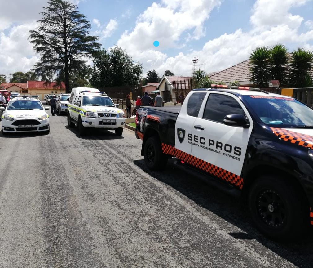 Two injured in a house robbery in Bonaero Park
