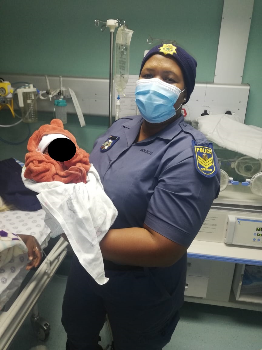 Brave police officers hailed for assisting a woman give birth at the gate of a police station