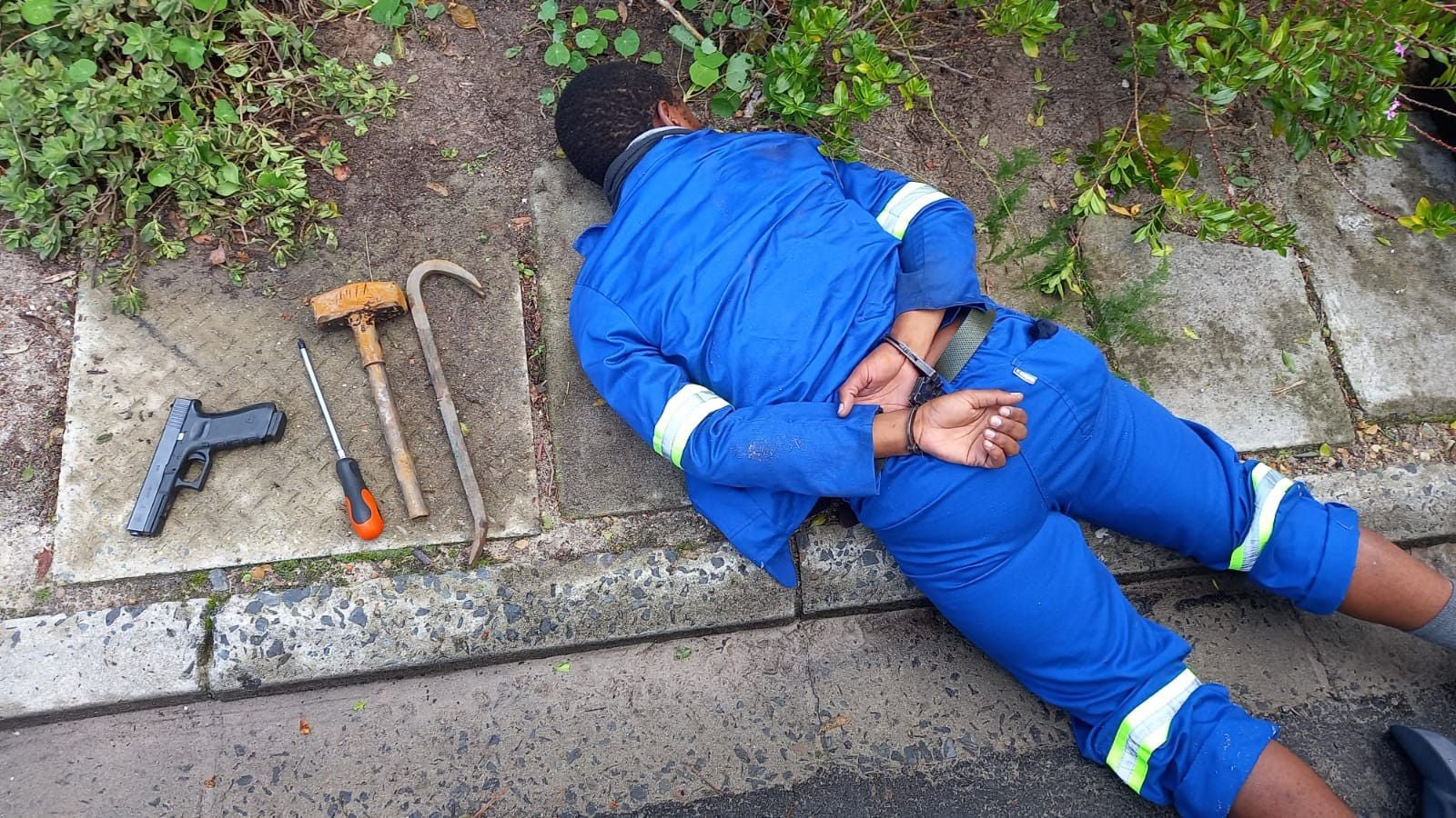 Four armed suspects arrested in Tokai