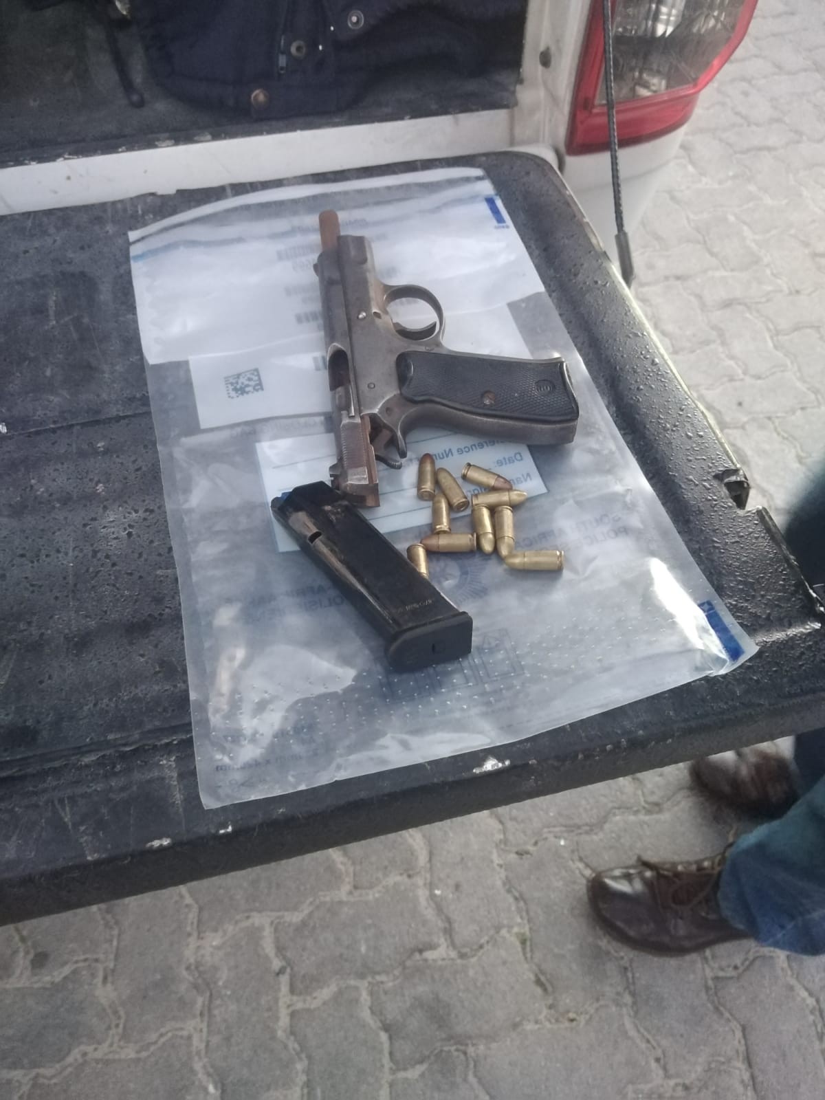 Suspect arrested in possession of unlicensed firearm and ammunition and presumed stolen property
