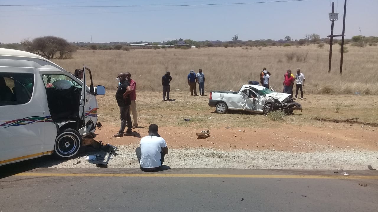One dead, multiple critically injured when a taxi and a bakkie collided head-on on the N1 outside Polokwane