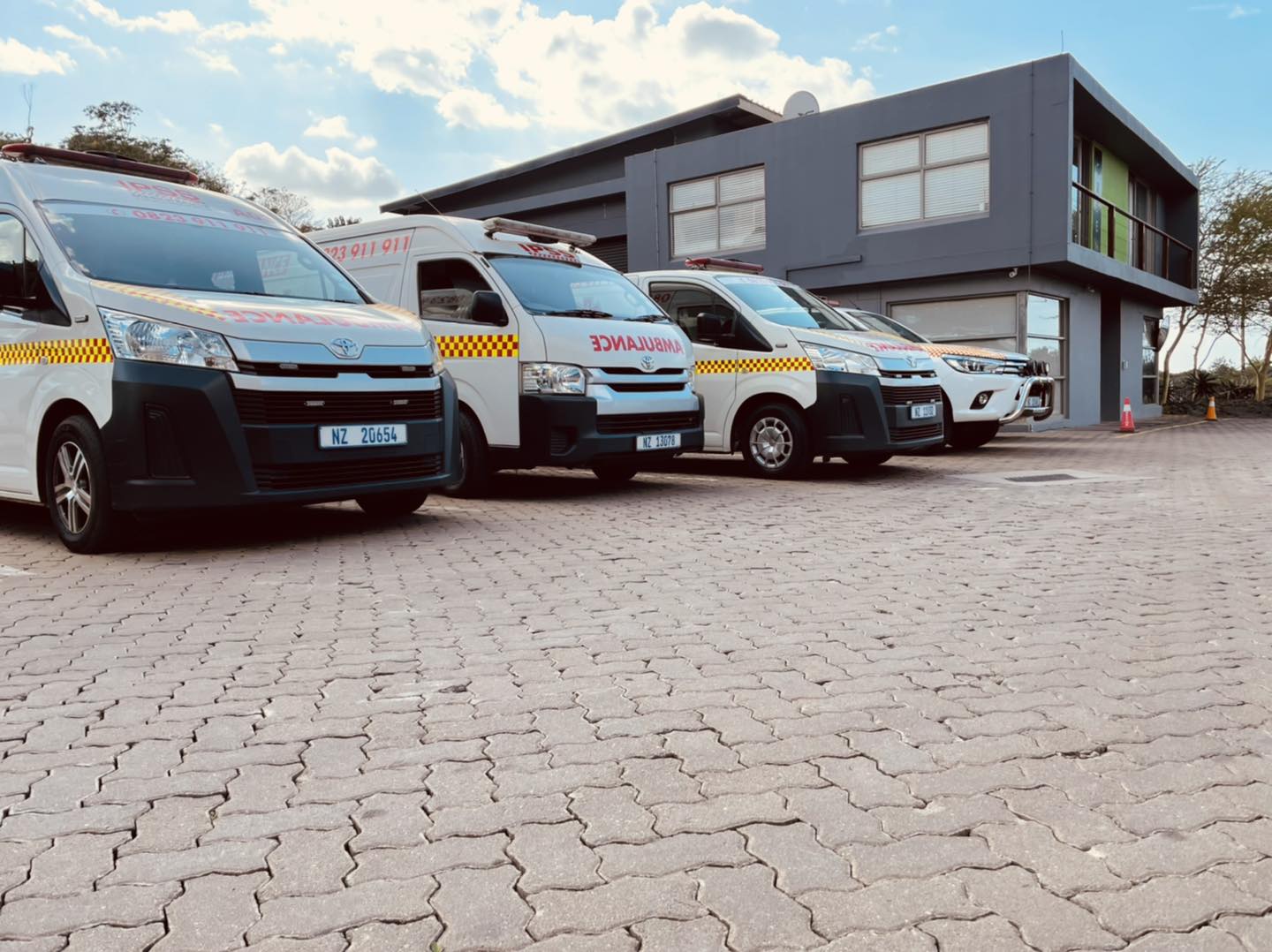 Sundumbili - shootout leaves one policeman critical and one suspect dead