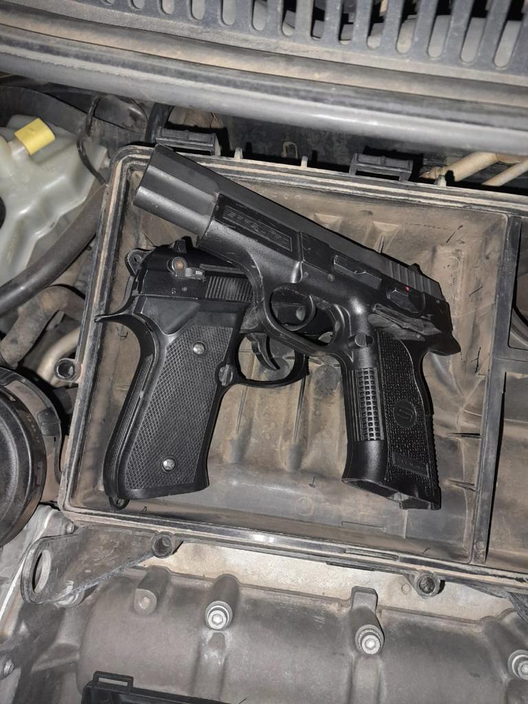 Benoni Flying Squad members arrest five suspects and recover two firearms