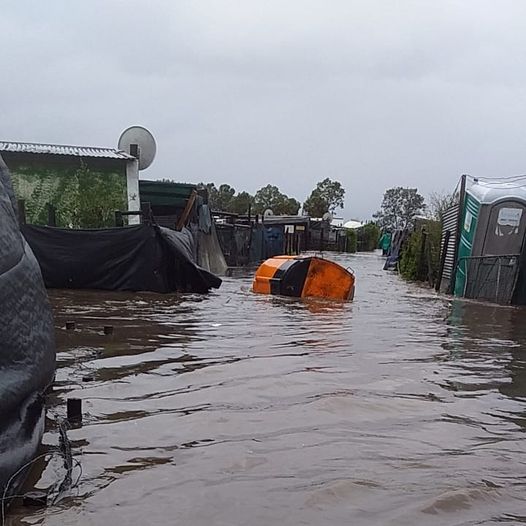 Citrusdal and Vredendal cut off by Western Cape Floods. Helicopters called in