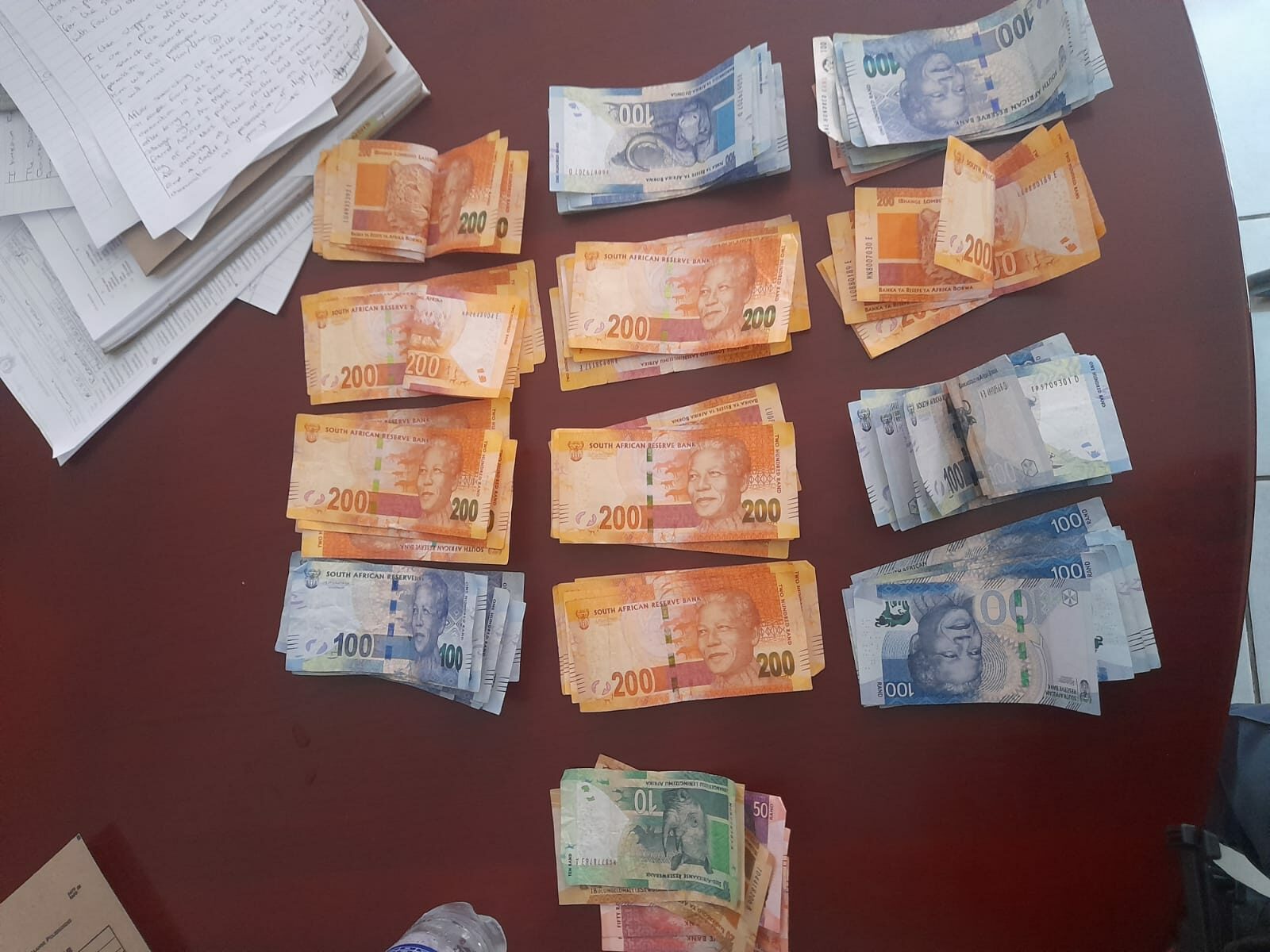 Two suspects arrested for business robbery and one arrested for bribery