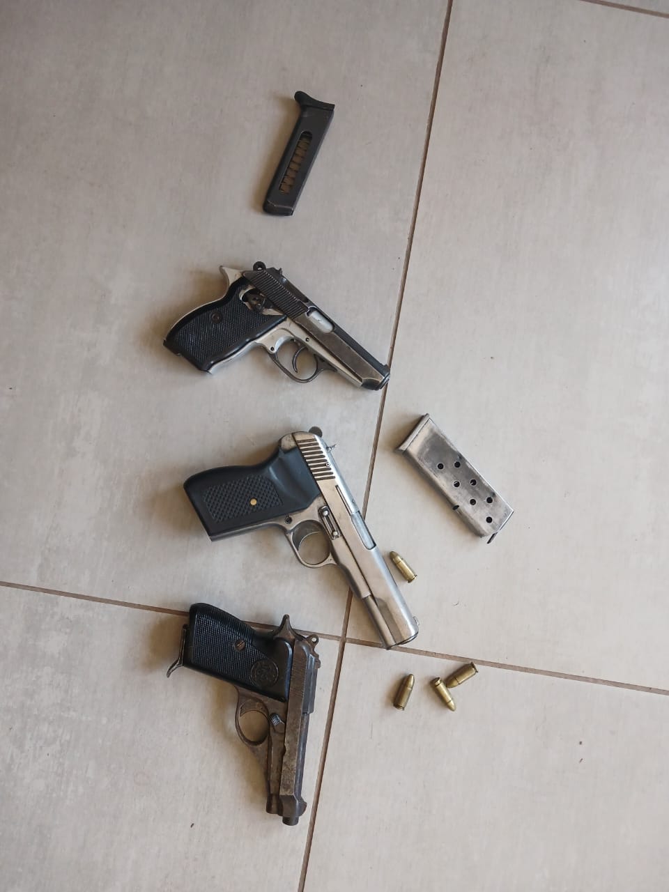 Alert members at Vioolsdrift Border Post discover three suspected illegal firearms