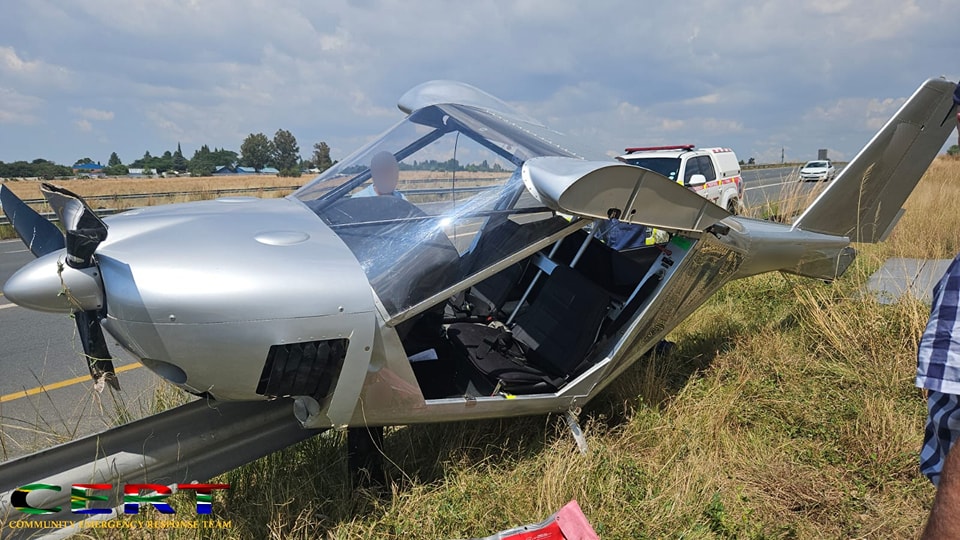 Fortunate escape from serious injury after light airplane crash on the N14 near the R511 offramp on the outskirts of Centurion