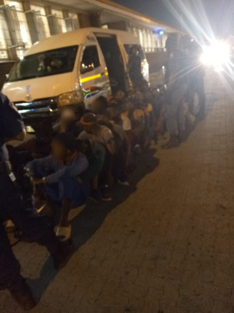 SAPS border police apprehend forty-two illegal immigrants and confiscated thousands of rands worth of illicit cigarettes